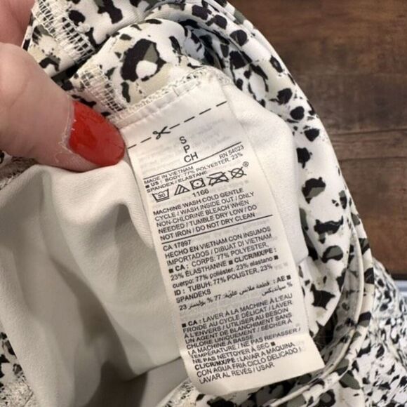 Old Navy Powersoft 8” Biker Shorts Hi Rise Phone Pocket Size Small White & Black - Picture 9 of 9